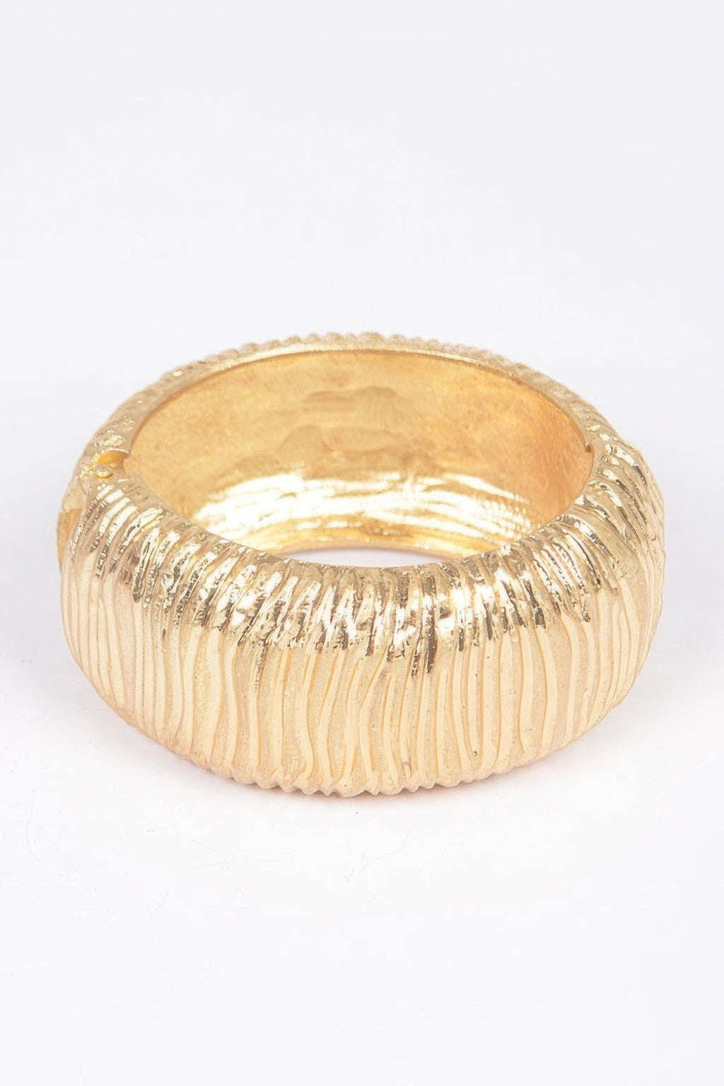 Bracelet manchette à charnière à ressort en métal coulé