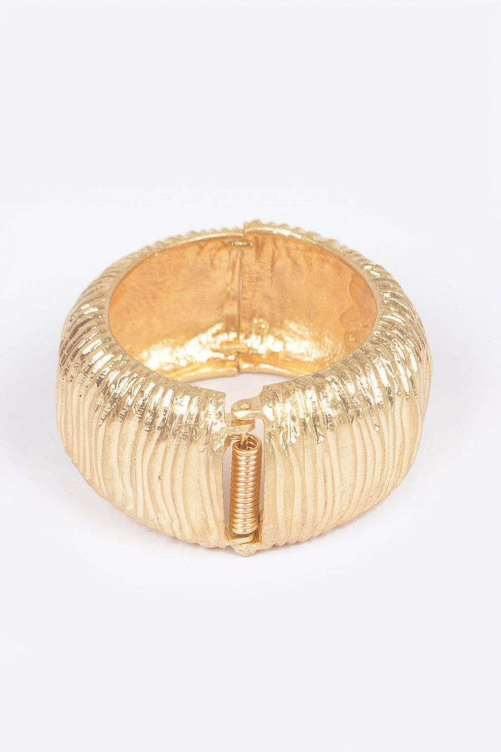 Bracelet manchette à charnière à ressort en métal coulé