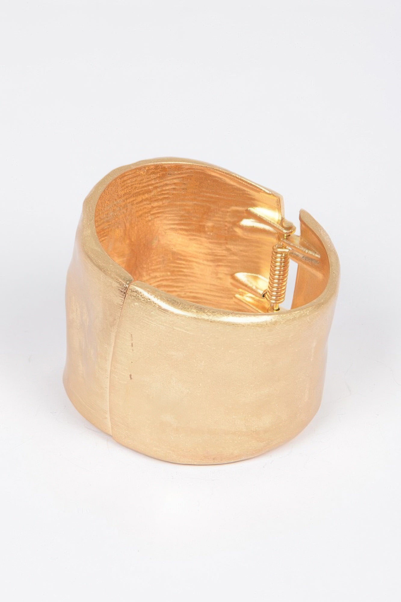 Bracelet manchette à charnière à ressort en métal coulé