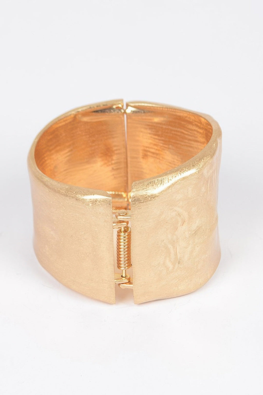 Bracelet manchette à charnière à ressort en métal coulé