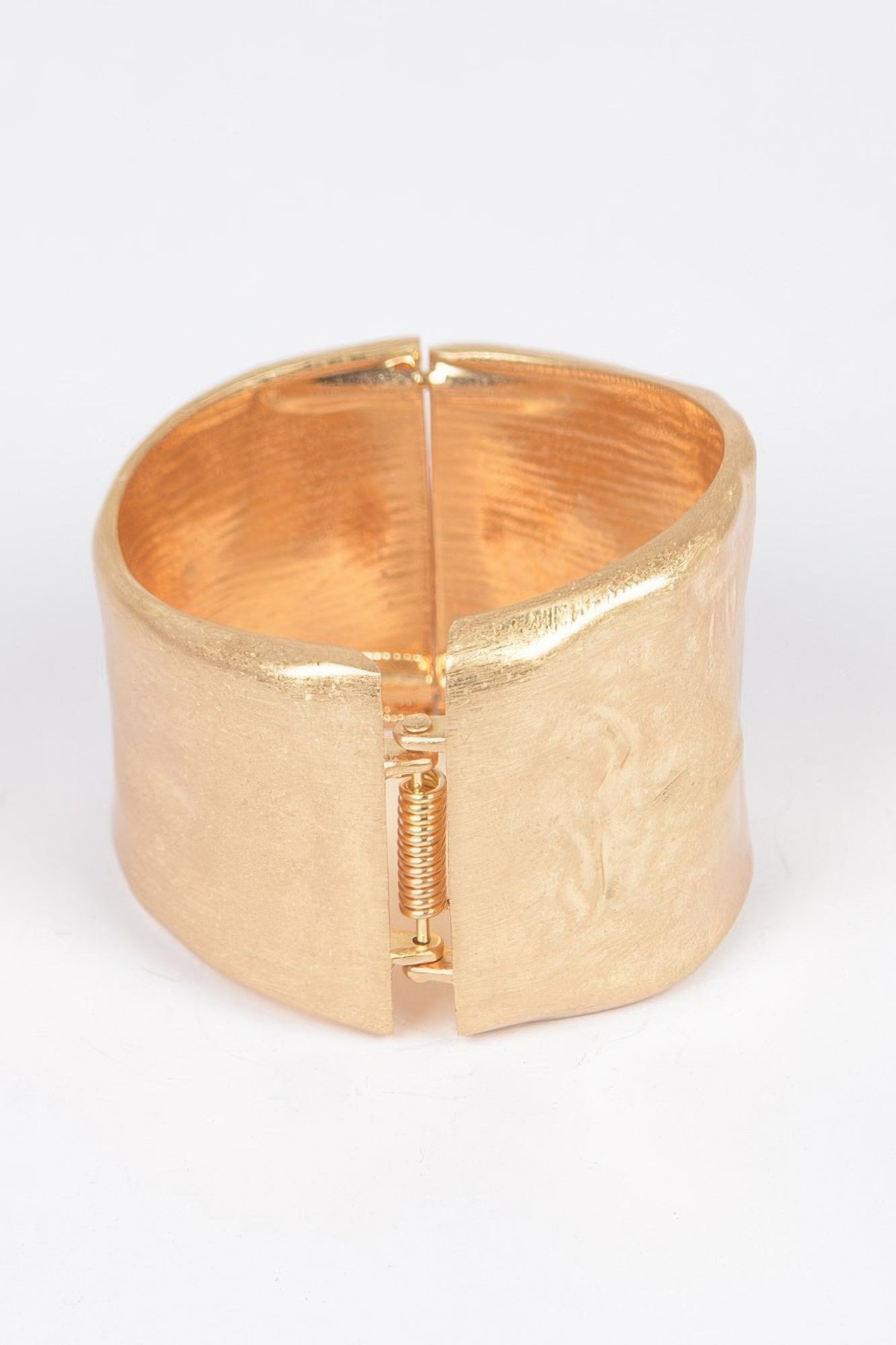 Bracelet manchette à charnière à ressort en métal coulé
