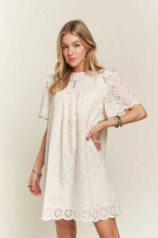 Robe d'été pour femme à œillets froncée et col rond – Robe à œillets élégante et féminine avec détails froncés pour les garden-parties et occasions spéciales