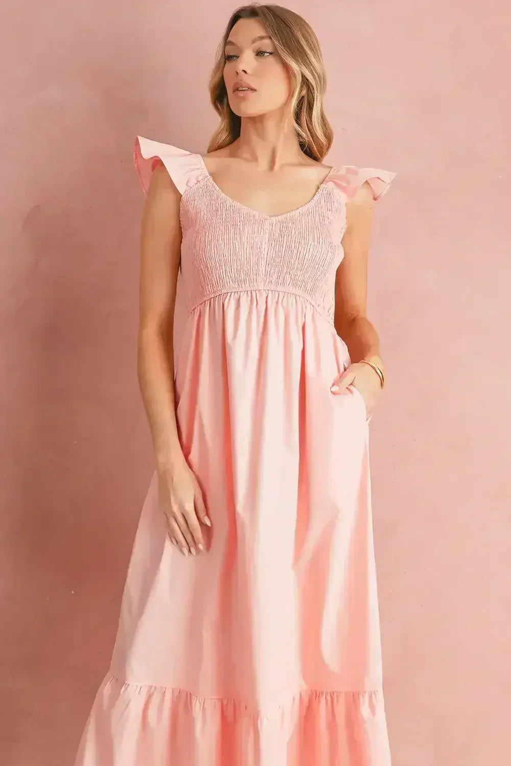 Robe longue noire à volants, col en V, taille haute et buste smocké