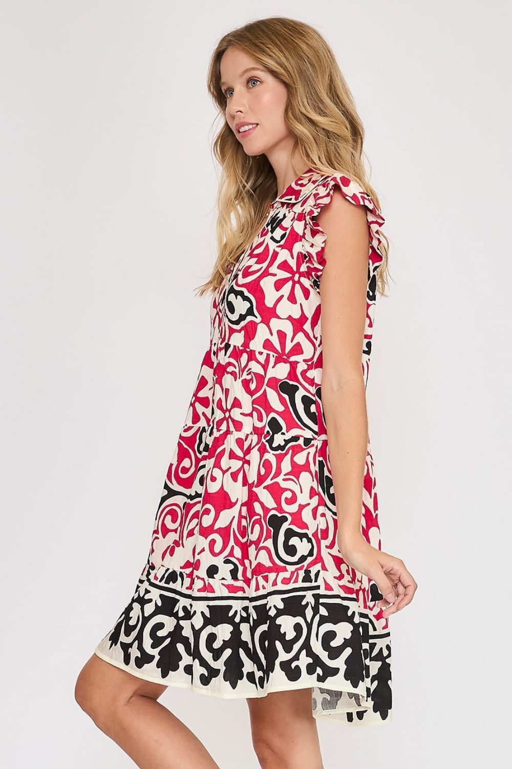 Nouvelle robe étagée à volants et manches courtes à fleurs d'été – Robe à fleurs féminine et enjouée avec manches courtes à volants
