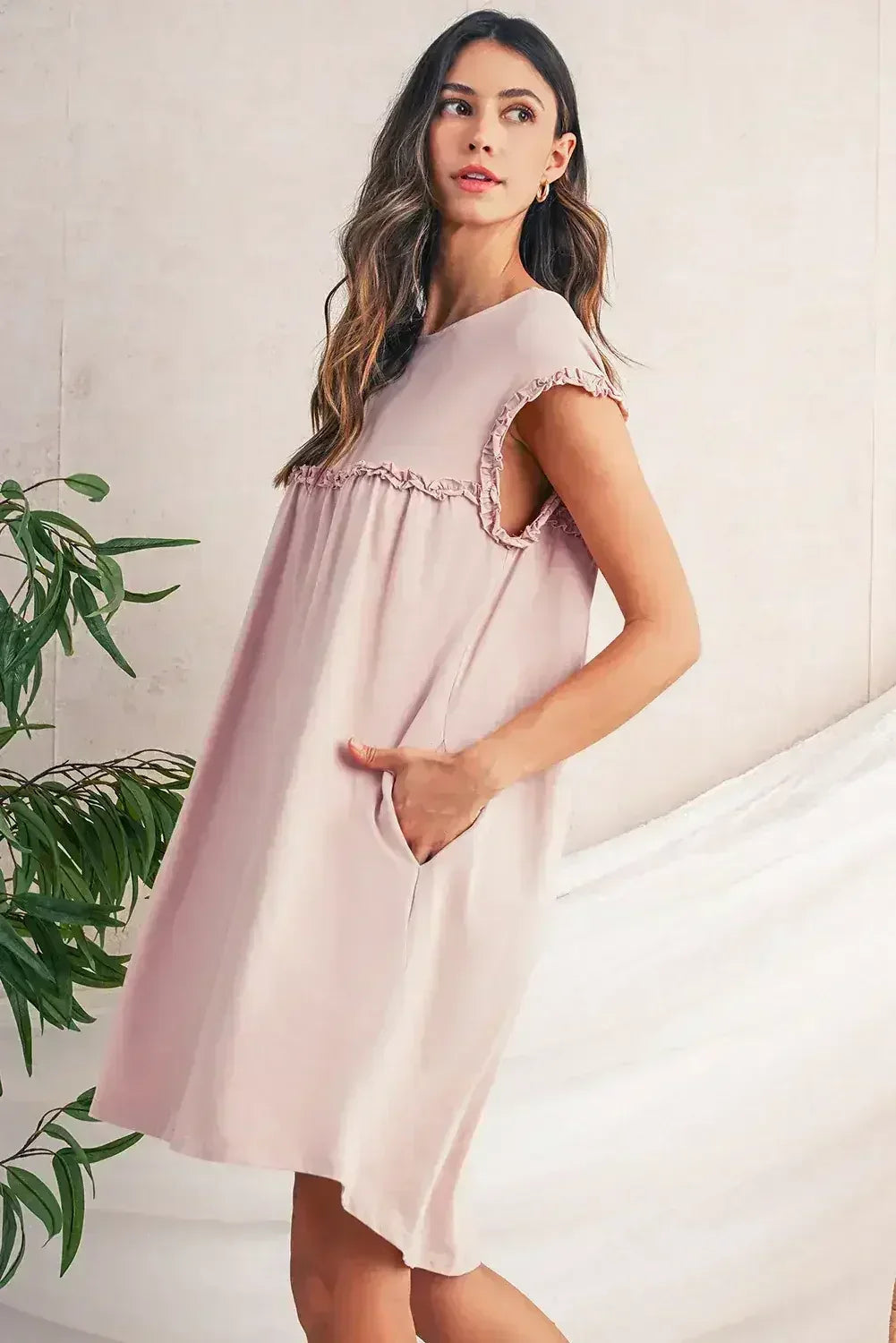 Mini-robe ample col rond à volants couleur avoine