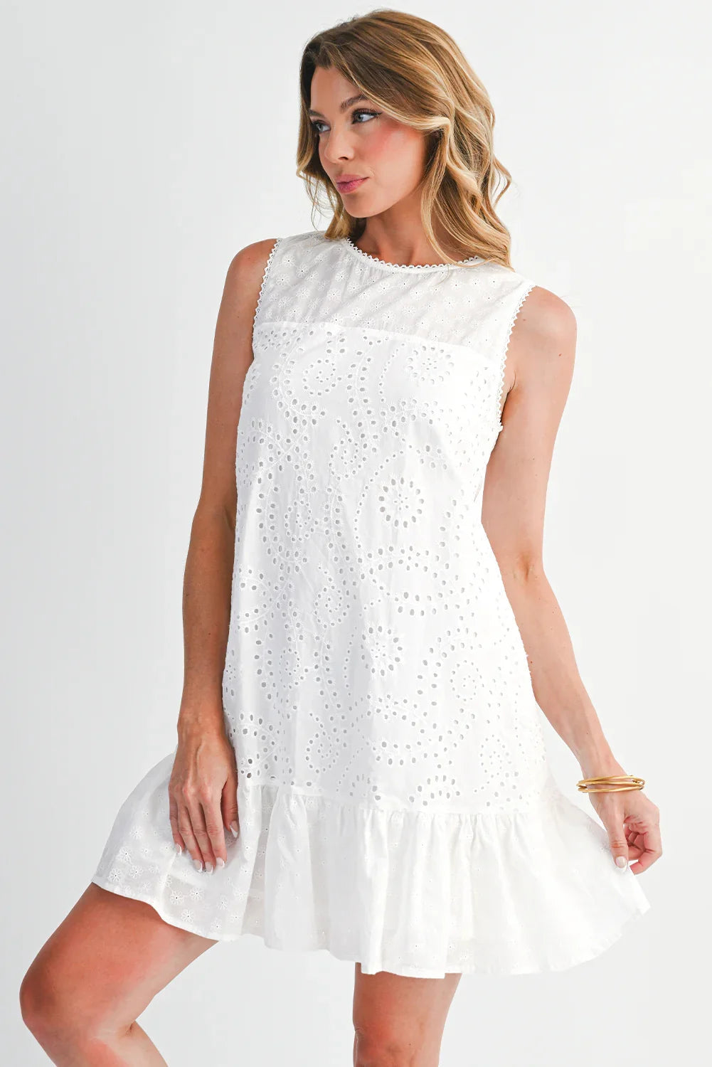 Robe droite sans manches brodée à œillets et motifs floraux blancs