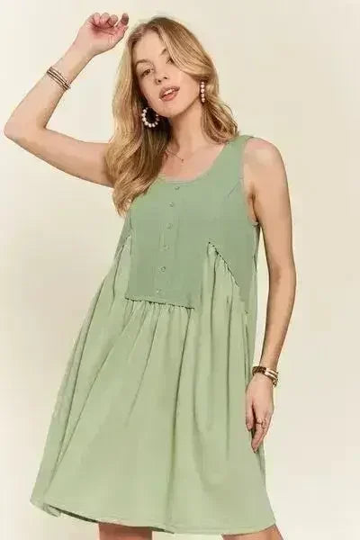 Robe Babydoll Sans Manches ADORA à Boutons Décoratifs