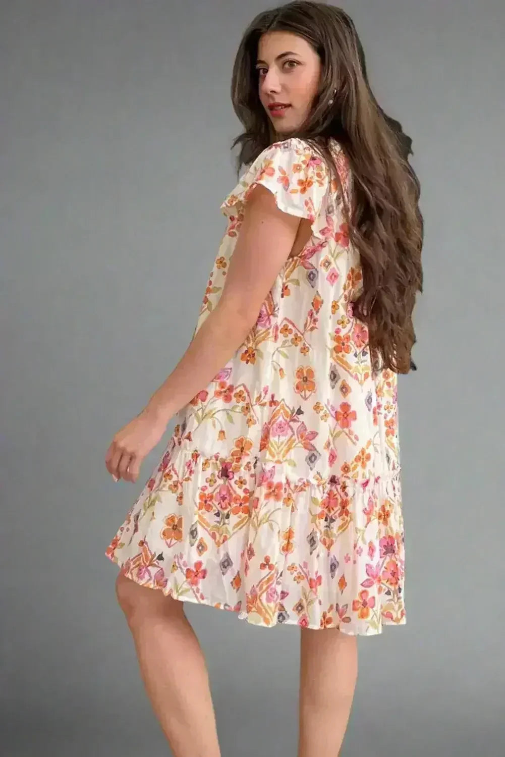 Robe mini à manches flottantes, avec imprimé floral abricot et ourlet volanté