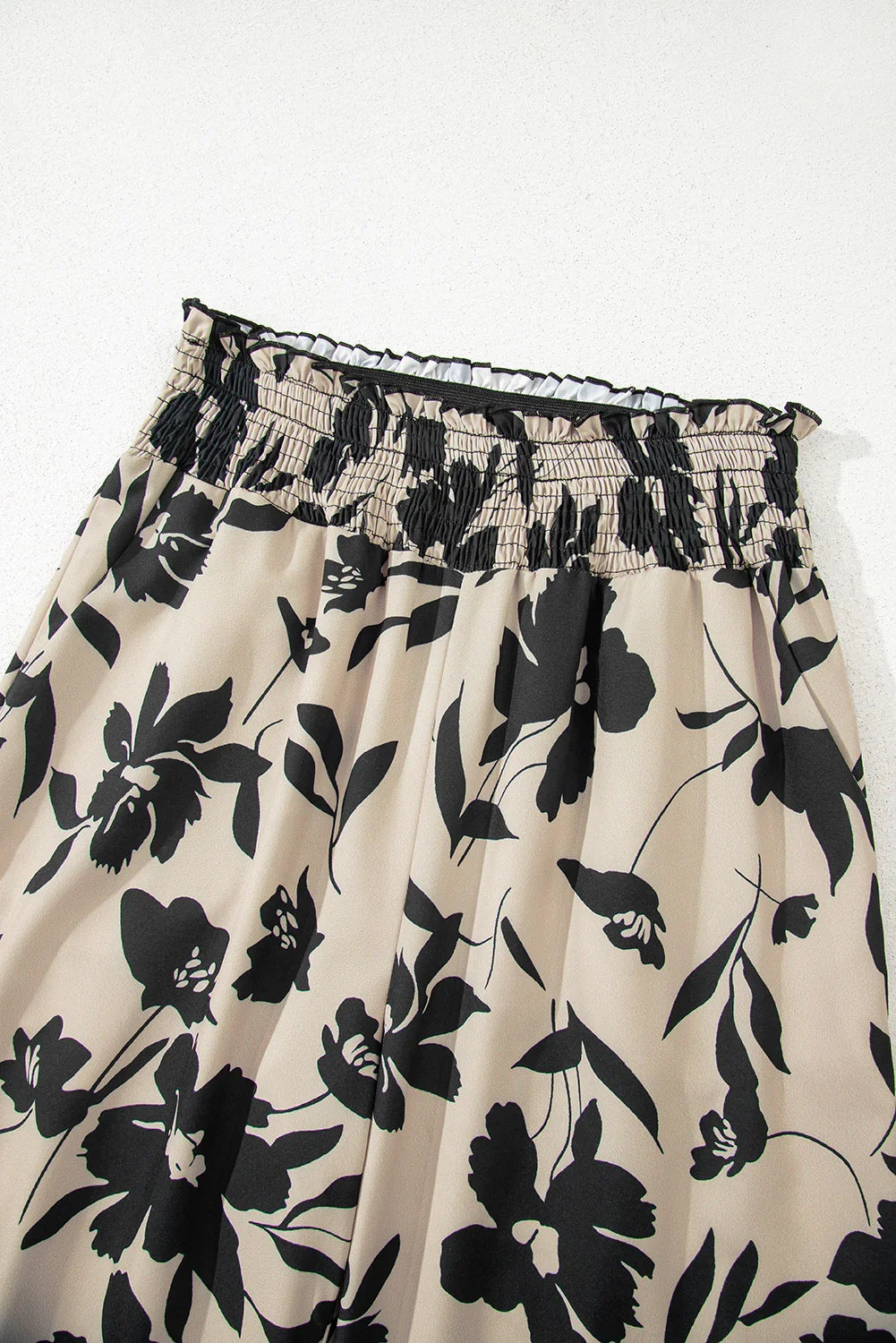 Pantalon ample bleu floral smocké à volants à la taille