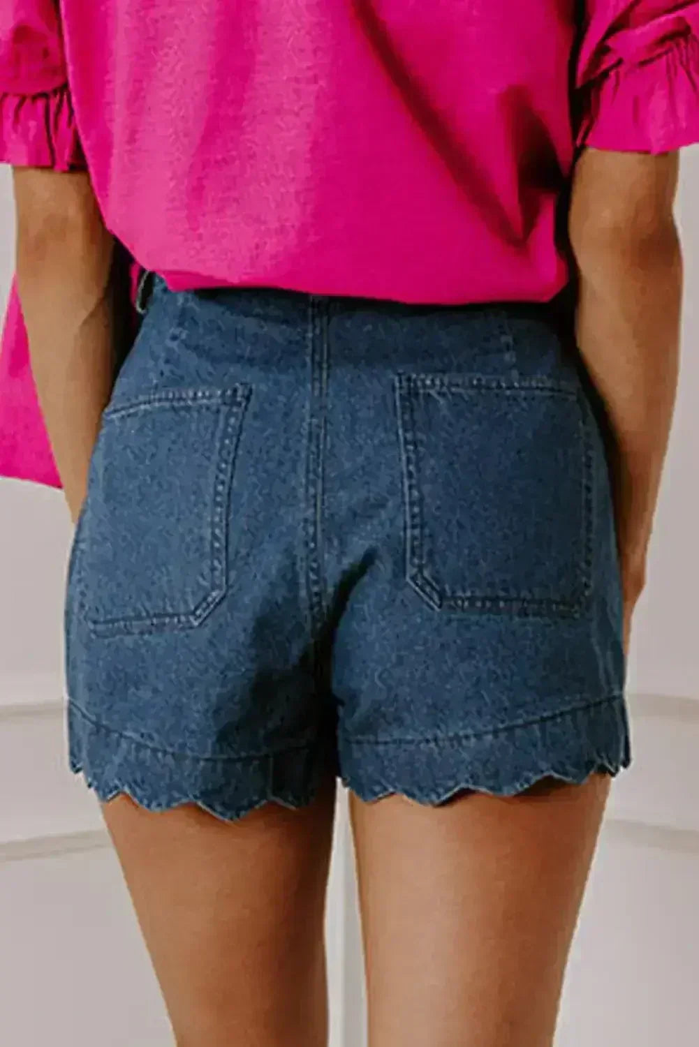 Short en jean délavé bleu à ourlet festonné