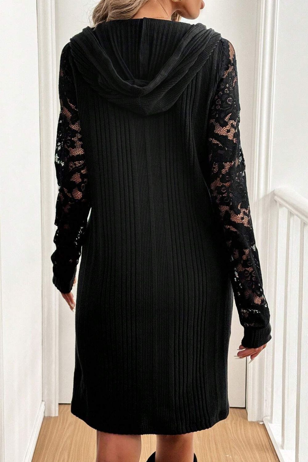 Robe longue noire à capuche et manches longues avec détails en dentelle, élégante et confortable pour femme, robe au design de luxe unique