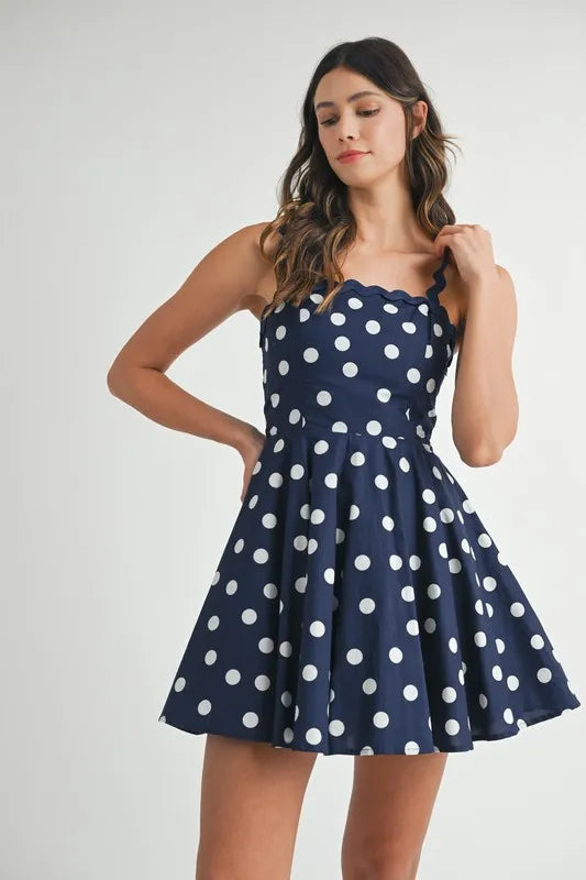 Mini-robe à pois avec bretelles festonnées pour femmes - Design ludique à pois, garniture festonnée unique, mini-robe fluide et chic pour les événements décontractés ou estivaux