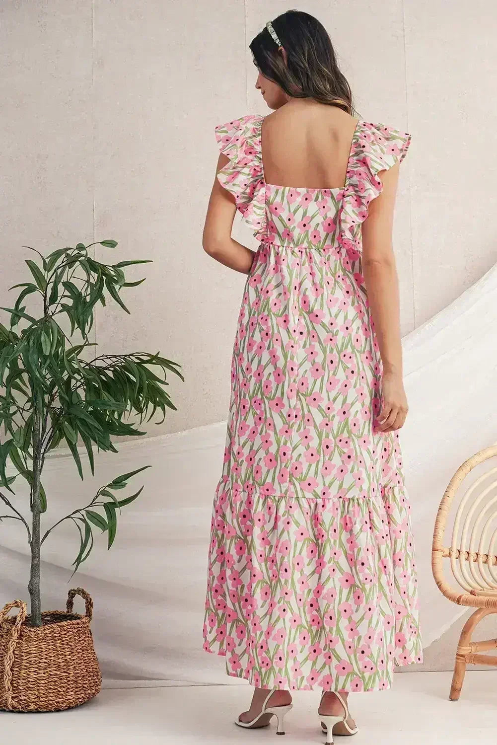Robe longue à imprimé floral rose, col carré et bretelles à volants