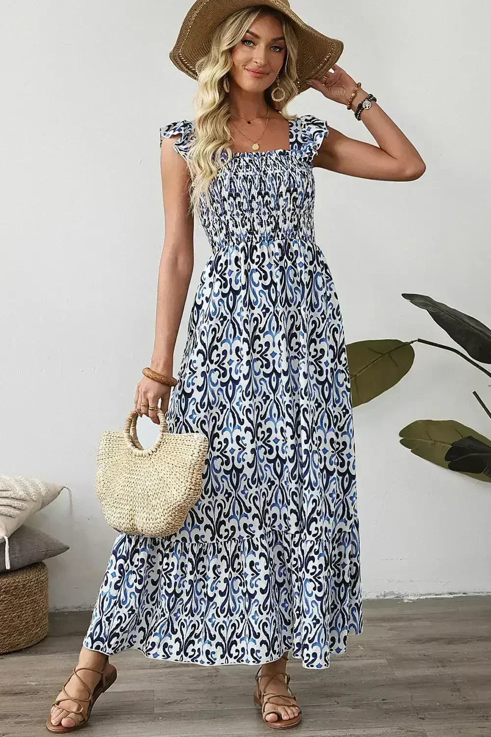 Robe longue à taille haute smockée et imprimé bohème bleu ciel