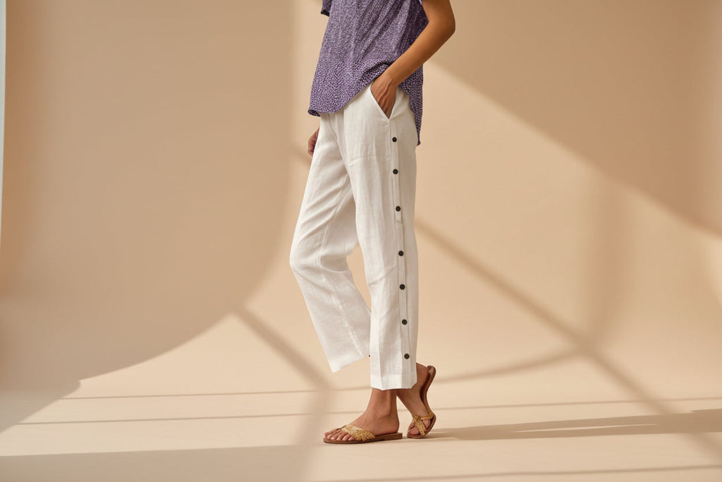 Pantalon court à boutons décoratifs le long des coutures latérales