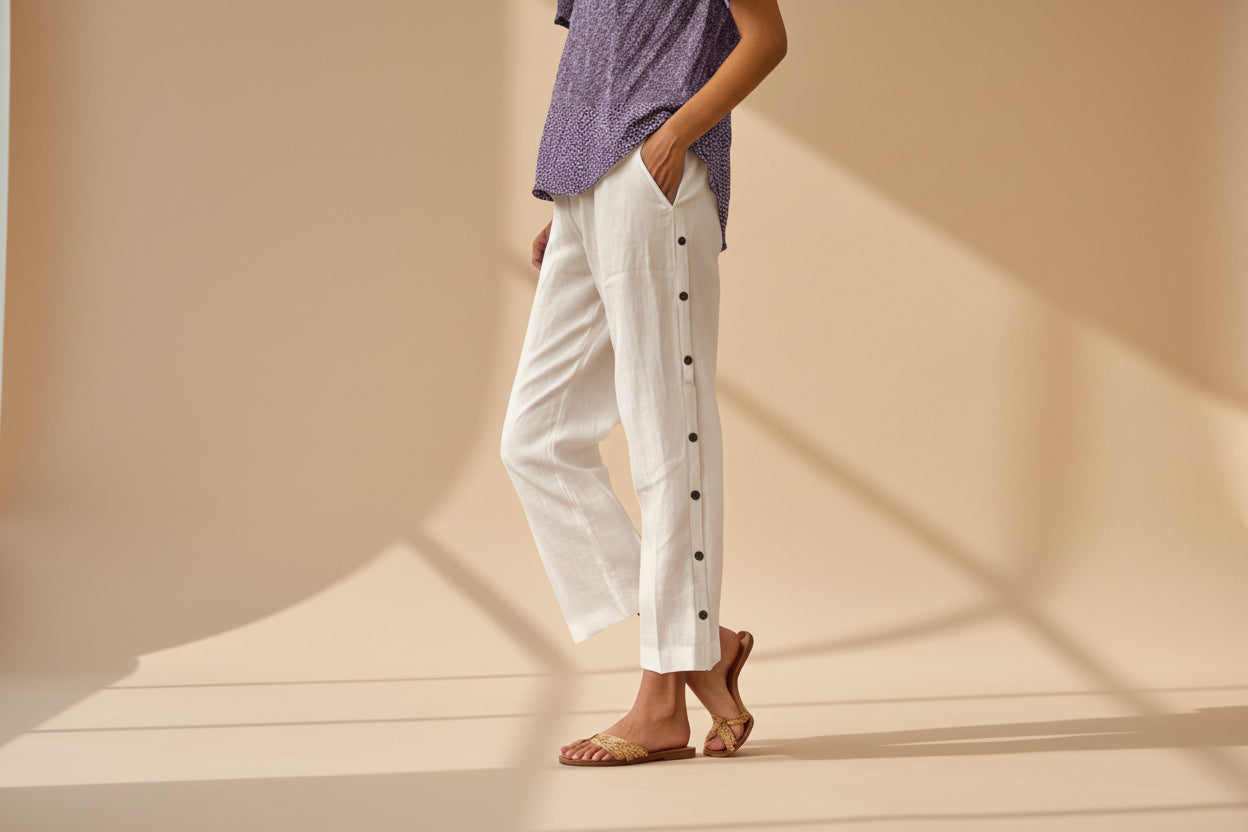 Pantalon court à boutons décoratifs le long des coutures latérales