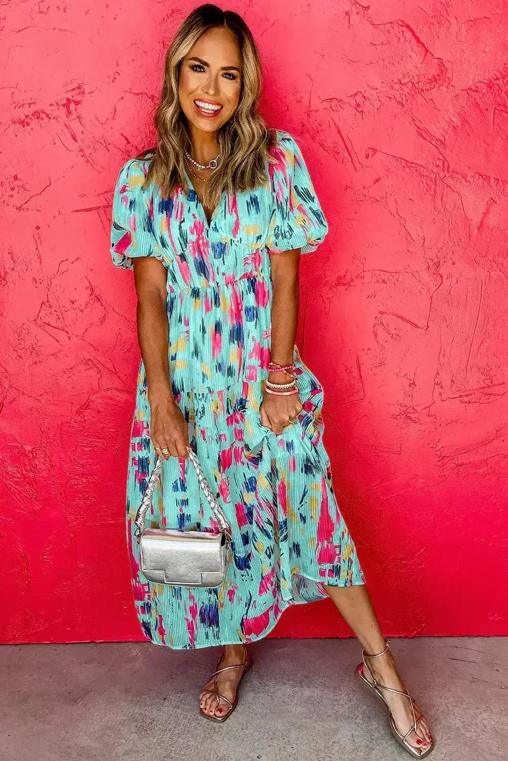 Robe longue étagée à manches courtes bouffantes imprimé abstrait bleu ciel