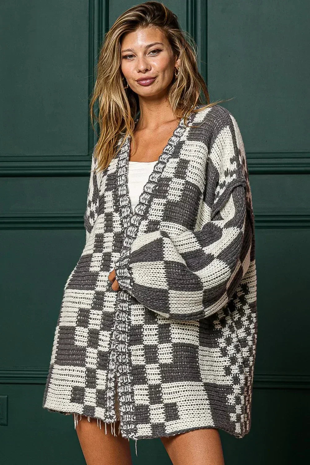 Cardigan en maille à carreaux color block taupe et ouvert sur le devant