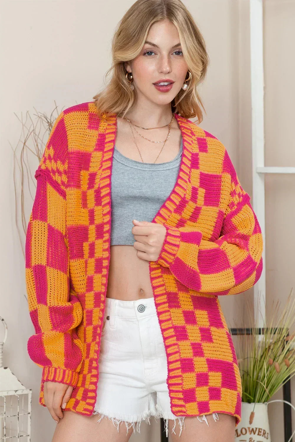 Cardigan en maille à carreaux color block taupe et ouvert sur le devant