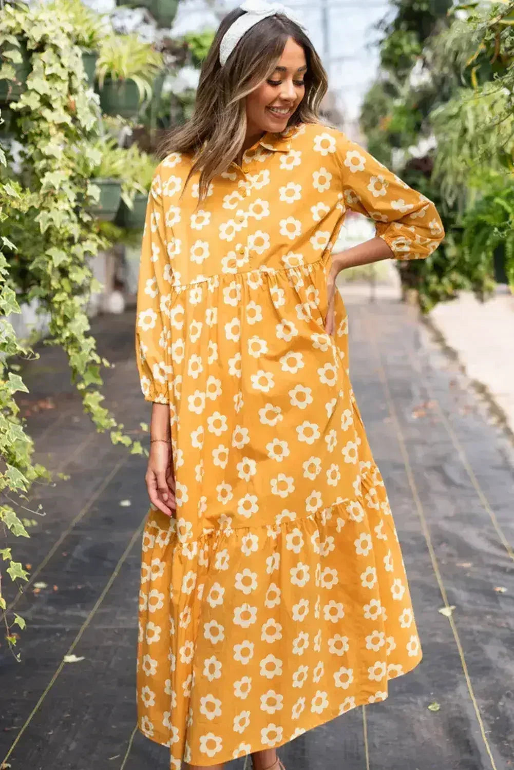 Robe longue à col, imprimé floral jaune, manches bracelet et boutons