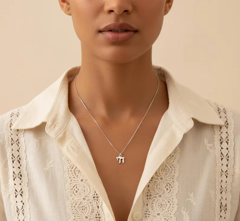 Collier délicat hébreu Chai en argent sterling – Pendentif juif minimaliste, fait main à Raleigh