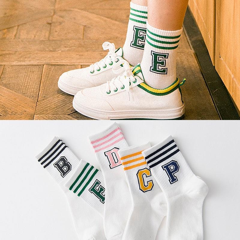 Chaussettes courtes de sport classiques imprimées en forme de lettre, chaussettes adorables de style Harajuku pour filles, chaussettes décontractées et cool pour le skateboard en coton pur, chaussettes respirantes pour hommes et femmes