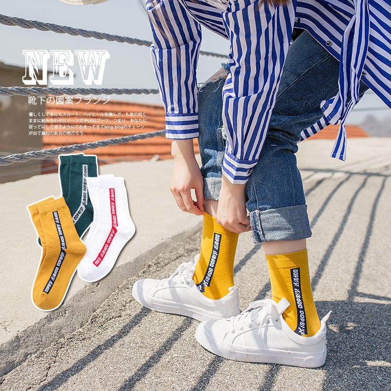Chaussettes courtes de sport classiques imprimées en forme de lettre, chaussettes adorables de style Harajuku pour filles, chaussettes décontractées et cool pour le skateboard en coton pur, chaussettes respirantes pour hommes et femmes