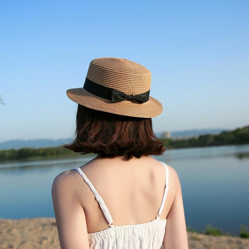Chapeau de plage classique simple pour femme - Chapeau d'été décontracté en paille de couleur unie pour femme - Chapeau élégant pour voyage - Protection UV - Casquette de soleil pour femme - Design plat avec nœud - Casquette mignonne pour fille 56-58 cm