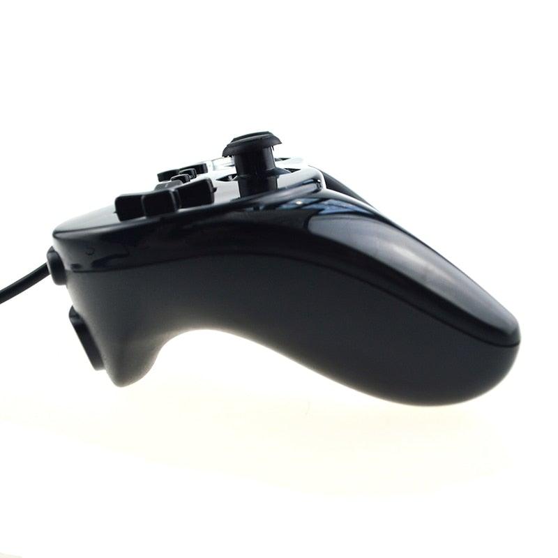 Manette de jeu filaire classique blanche et noire compatible avec les PC portables