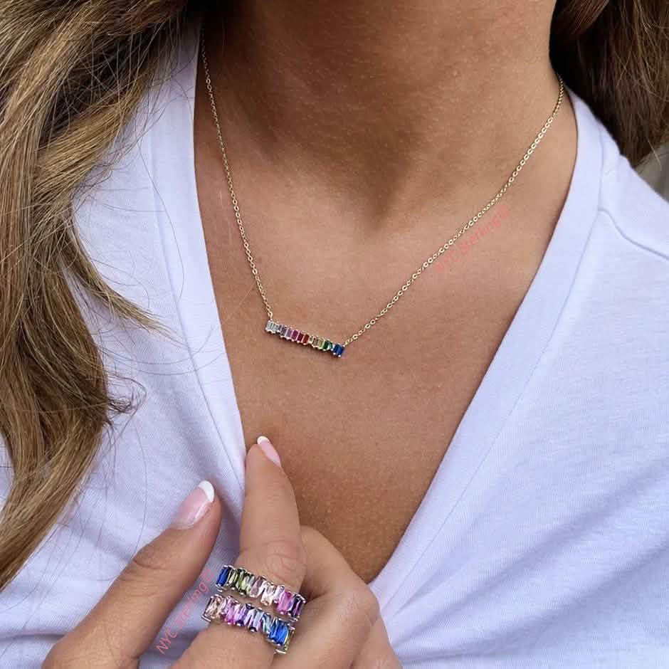 Collier barre baguette arc-en-ciel grappes