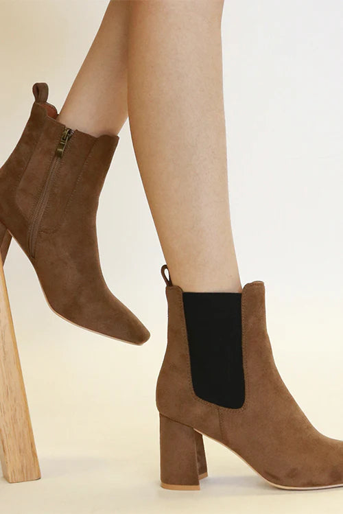Bottines Chelsea à talon bloc en similicuir suédé marron café avec empiècement latéral élastiqué