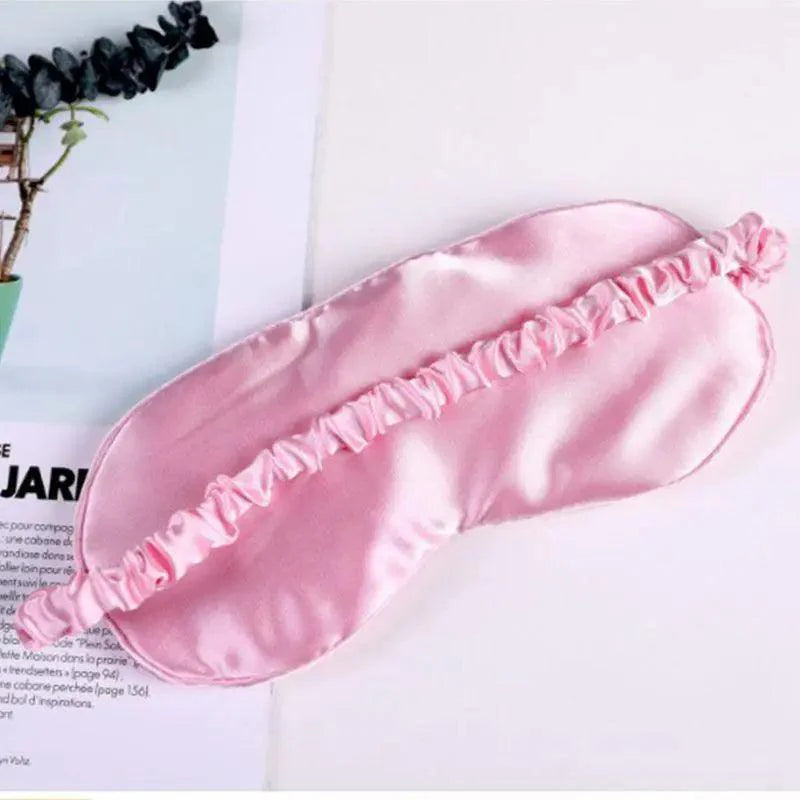 Masque de sommeil élégant en soie rose confortable, masque de sommeil pour les yeux avec longs cils, masque de sommeil doux avec sangle élastique, bandeau léger et respirant pour femme avec pochette de luxe.