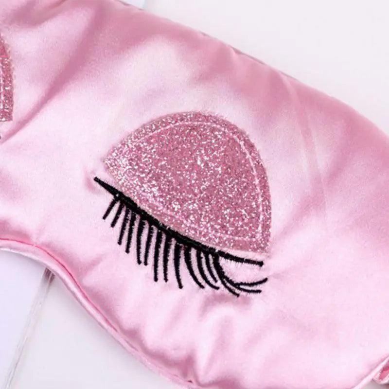 Masque de sommeil élégant en soie rose confortable, masque de sommeil pour les yeux avec longs cils, masque de sommeil doux avec sangle élastique, bandeau léger et respirant pour femme avec pochette de luxe.