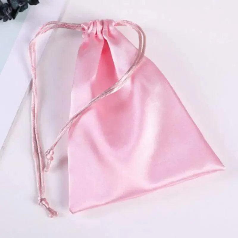 Masque de sommeil élégant en soie rose confortable, masque de sommeil pour les yeux avec longs cils, masque de sommeil doux avec sangle élastique, bandeau léger et respirant pour femme avec pochette de luxe.