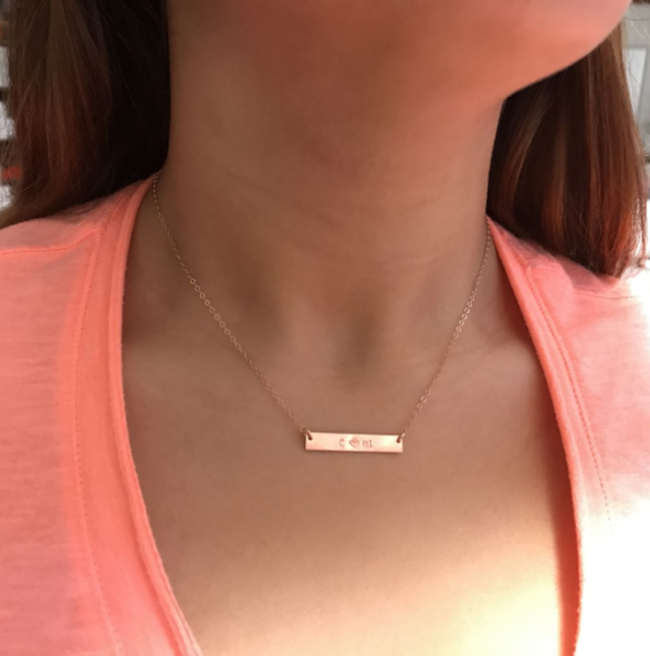 Collier barre personnalisé estampé à la main