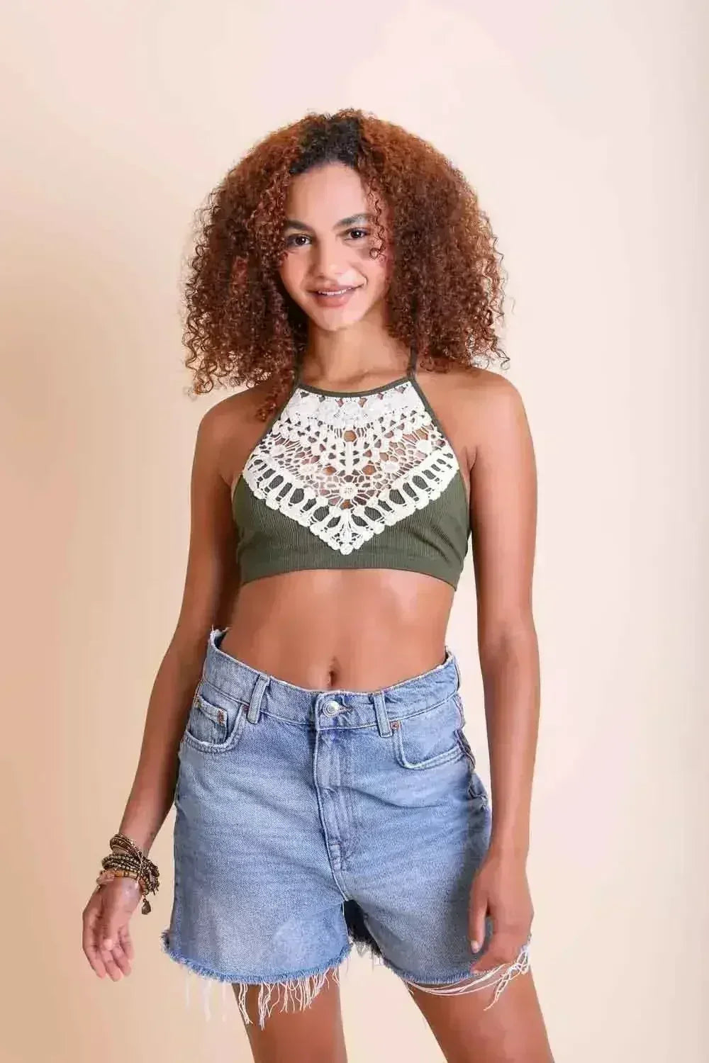 Bralette en dentelle au crochet à col haut – Style licou avec dos croisé