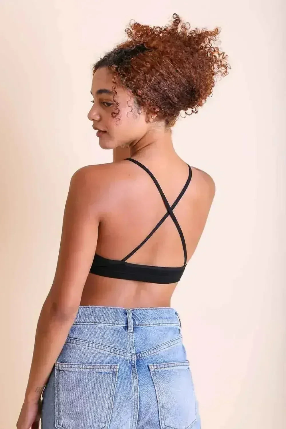 Bralette en dentelle au crochet à col haut – Style licou avec dos croisé