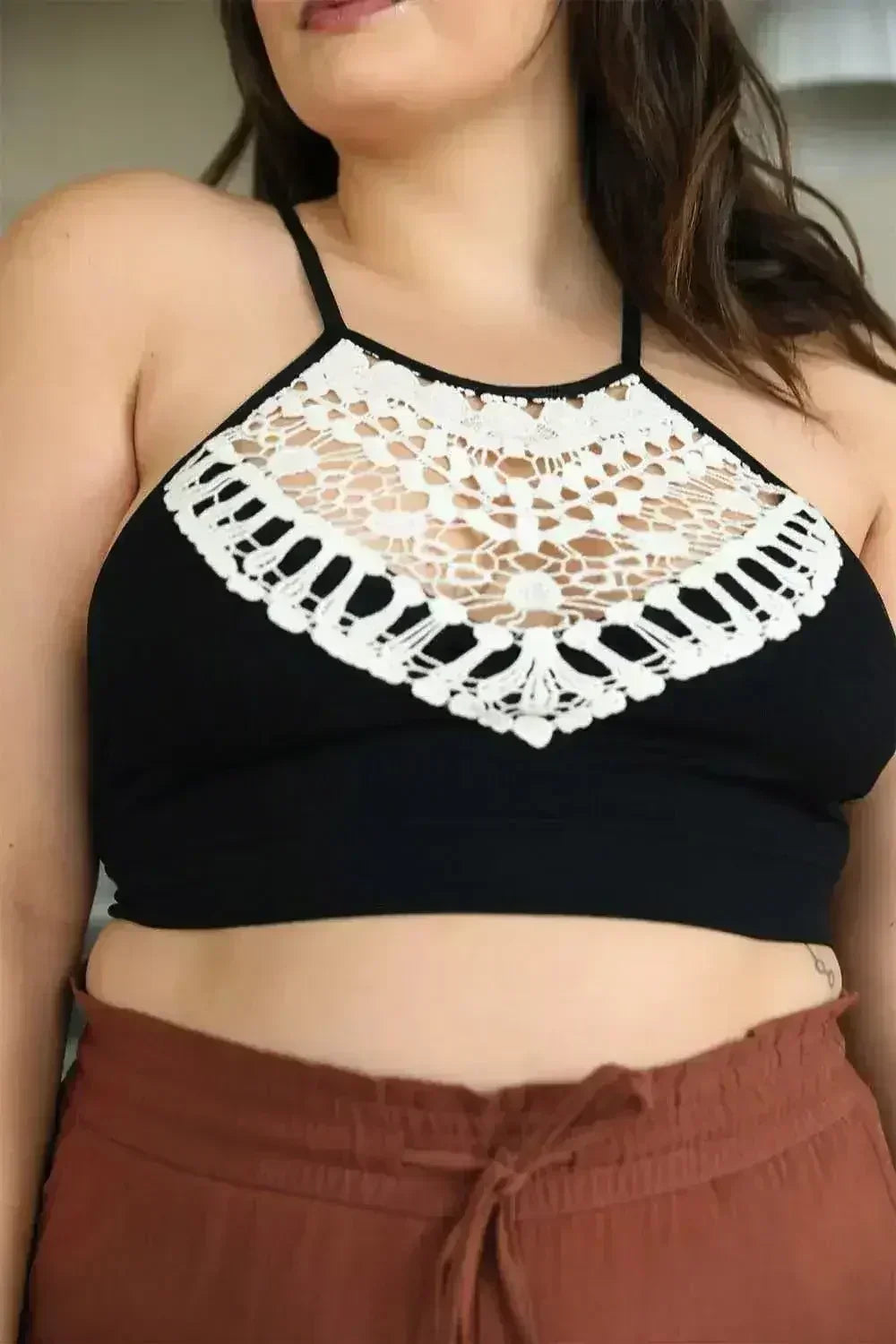 Bralette en dentelle au crochet à col haut – Style licou avec dos croisé