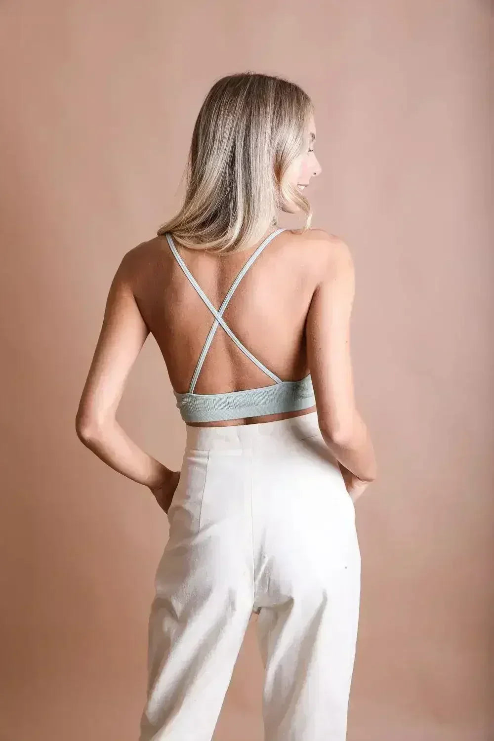 Bralette en dentelle au crochet à col haut – Style licou avec dos croisé