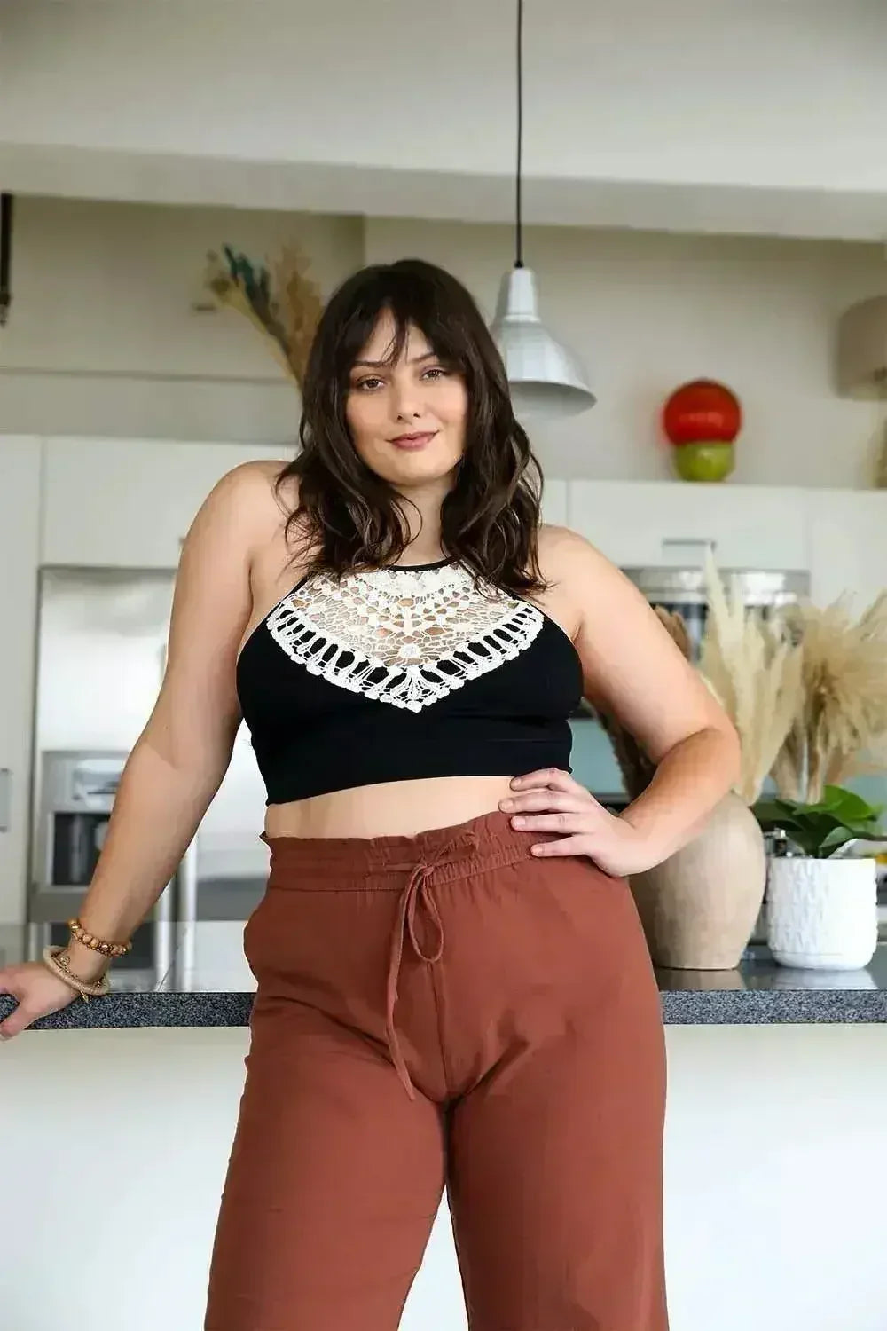 Bralette en dentelle au crochet à col haut – Style licou avec dos croisé