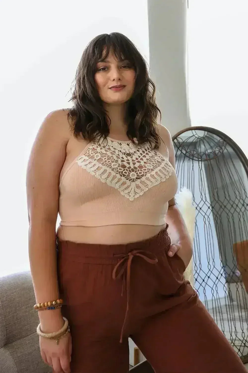 Bralette en dentelle au crochet à col haut – Style licou avec dos croisé