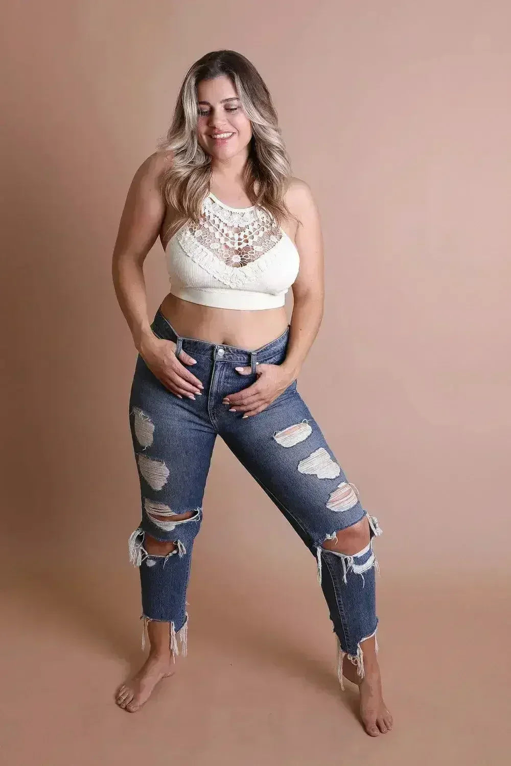 Bralette en dentelle au crochet à col haut – Style licou avec dos croisé