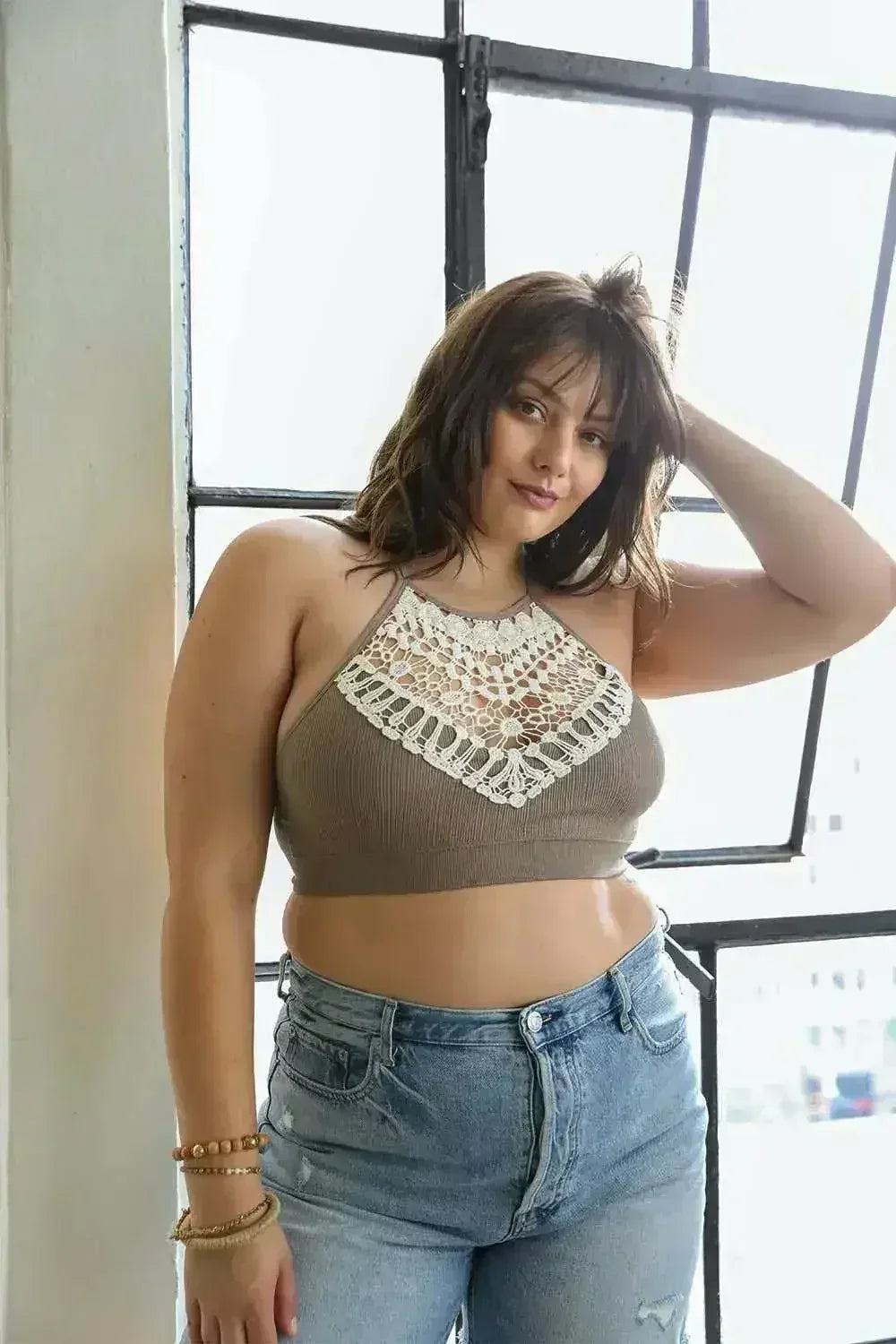 Bralette en dentelle au crochet à col haut – Style licou avec dos croisé