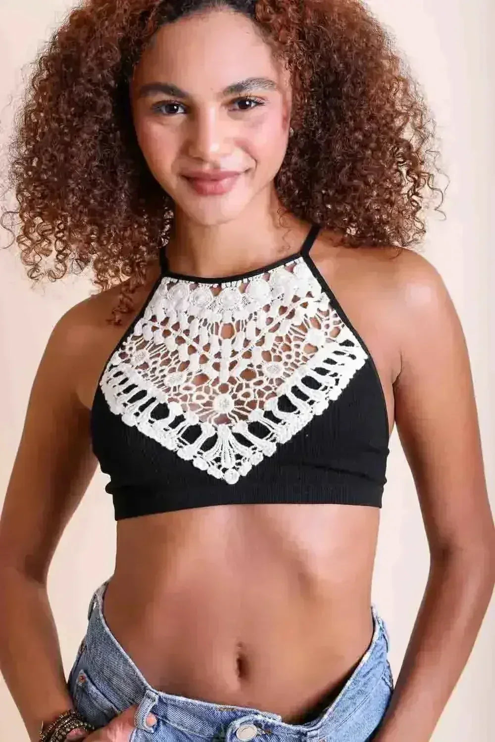 Bralette en dentelle au crochet à col haut – Style licou avec dos croisé
