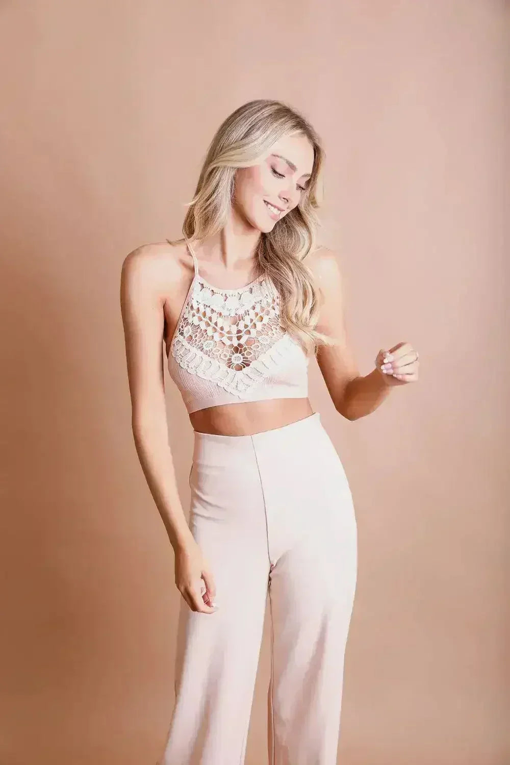 Bralette en dentelle au crochet à col haut – Style licou avec dos croisé