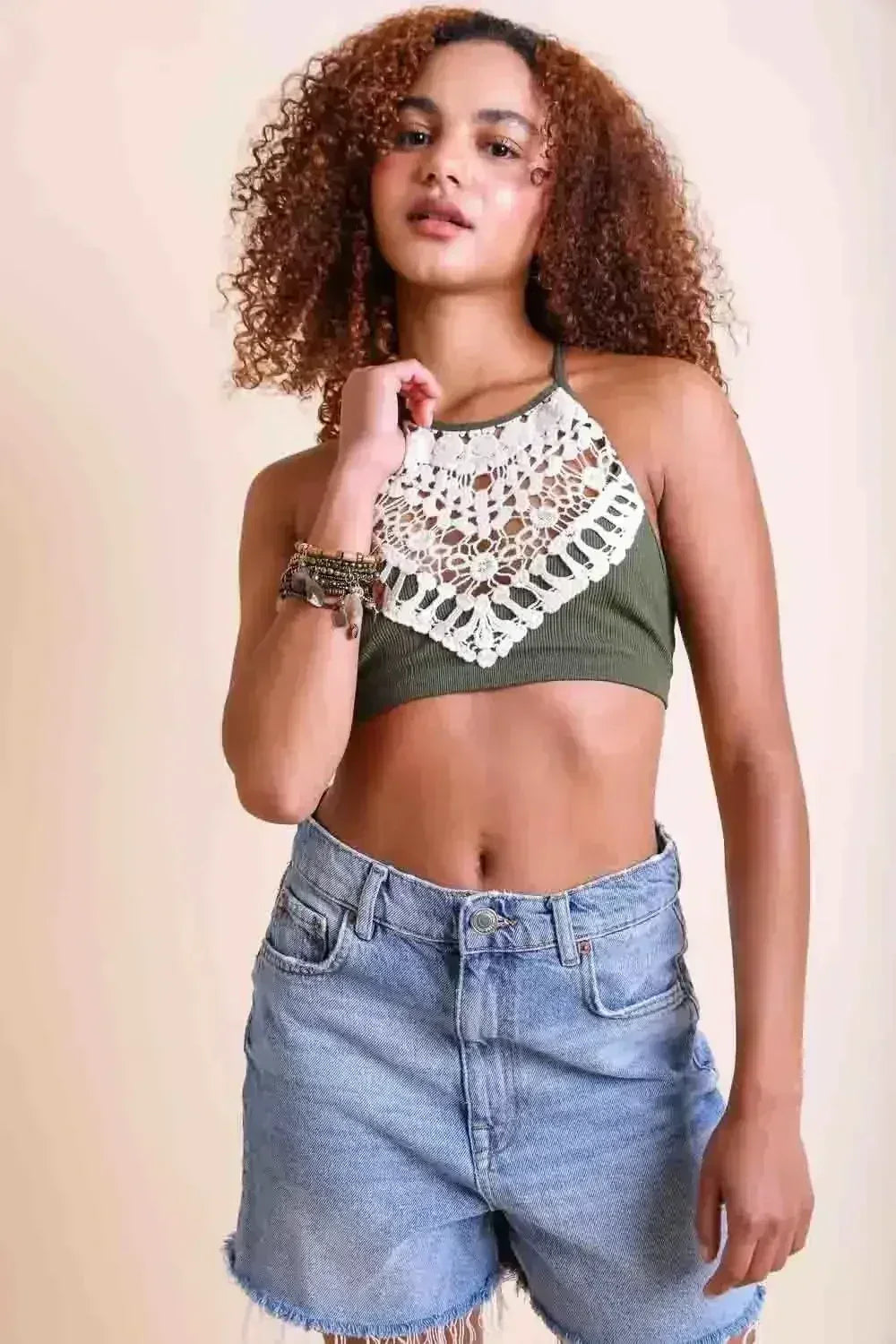 Bralette en dentelle au crochet à col haut – Style licou avec dos croisé
