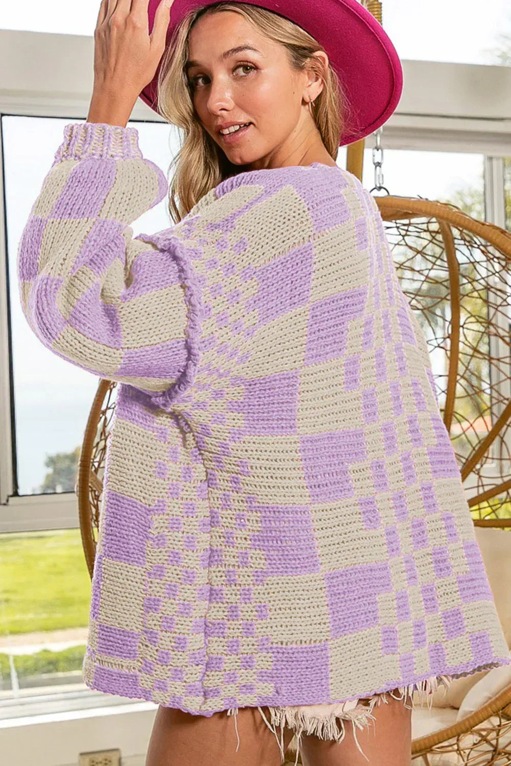Cardigan en maille à carreaux color block taupe et ouvert sur le devant