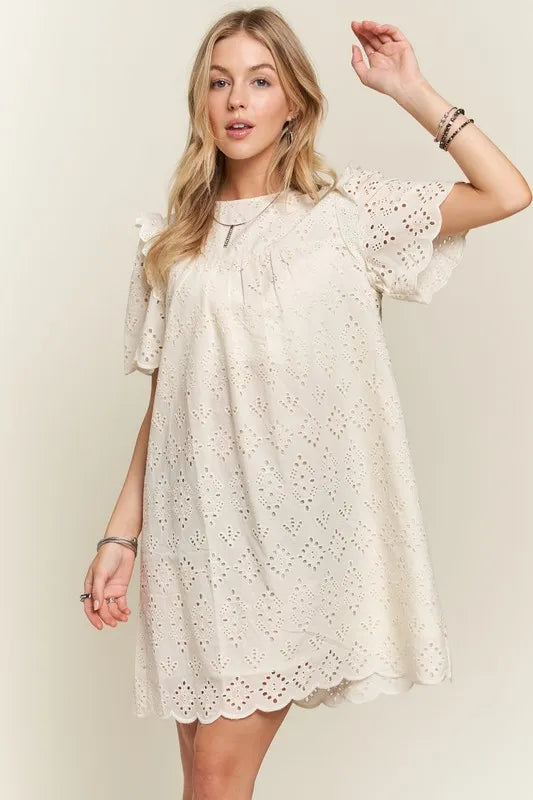 Robe d'été pour femme à œillets froncée et col rond – Robe à œillets élégante et féminine avec détails froncés pour les garden-parties et occasions spéciales