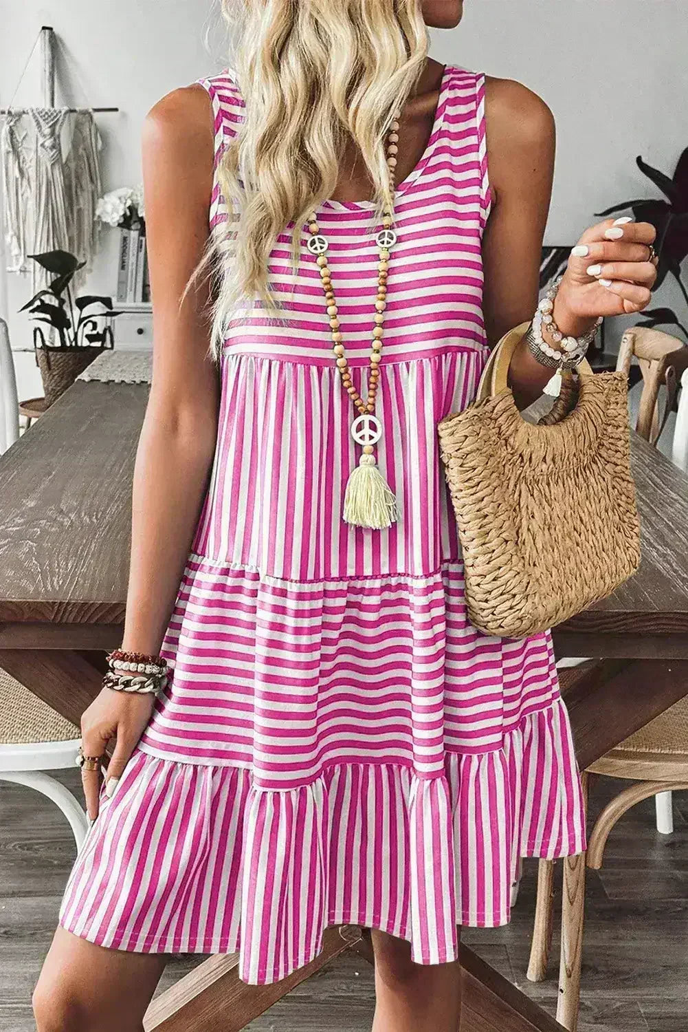 Mini-robe ample sans manches à col en U et rayures noires
