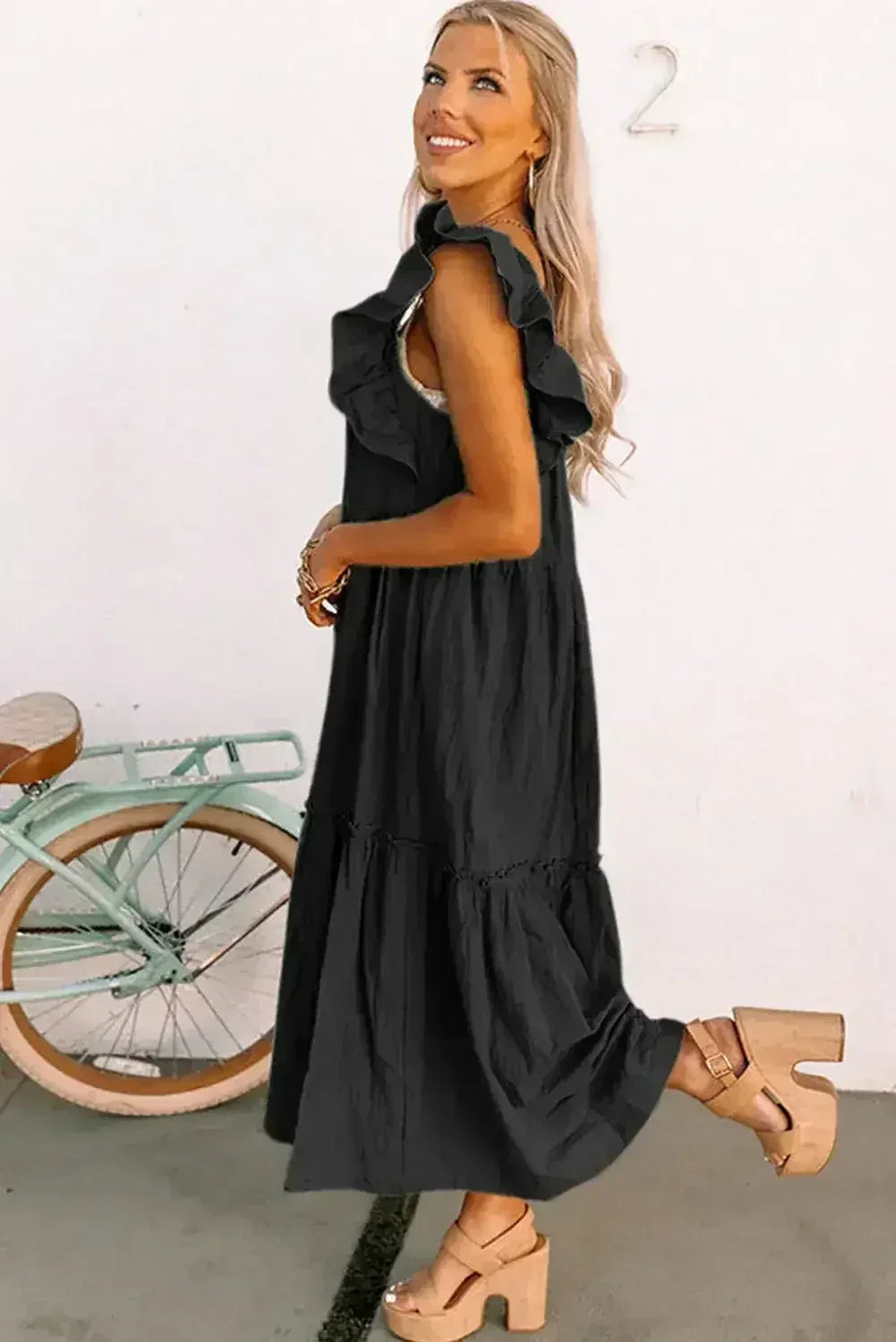 Robe longue texturée étagée à col carré et manches courtes volantées violette
